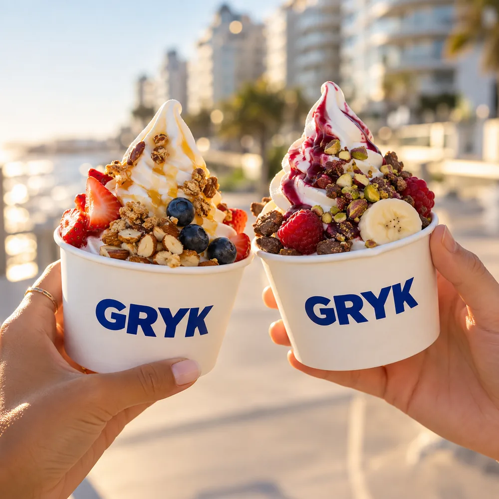 Dos personas compartiendo vasos de frozen yogurt GRYK